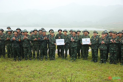 Trung tướng Nguyễn Doãn Anh chỉ đạo diễn tập bắn đạn thật tại Trường Sĩ quan Lục quân 1